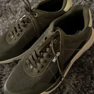 Helt oanvända Björn Borg Sneakers i snygg mörkgrön färg, storlek 41, kan gå ner i pris vid snabb affär, nypris 900kr