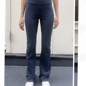 Brandy Melville byxor  - Skit snygga mörkblåa trendiga brandy Melville byxor, Lågmidjade och utsvängda. Skit sköna! Nytt skick då jag använt ungefär 2 ggr. Kontakta för egna bilder 