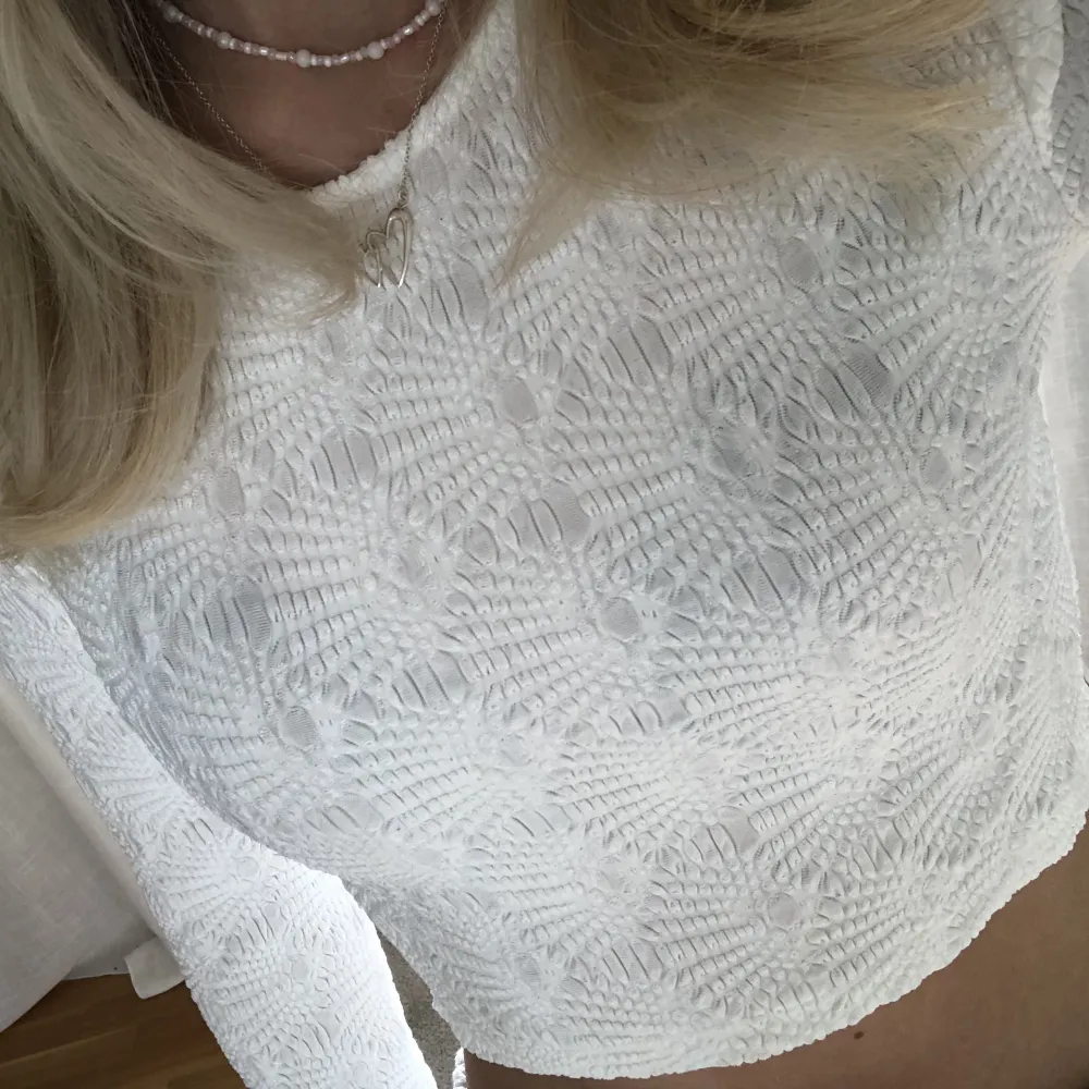 Hej! Säljer denna vita långärmade  tröjan med mönster som är köpt på zara. Den är super fin men har tyvärr inte haft så mycket användning av den. Hör av dig vid köp eller frågor💕. Toppar.