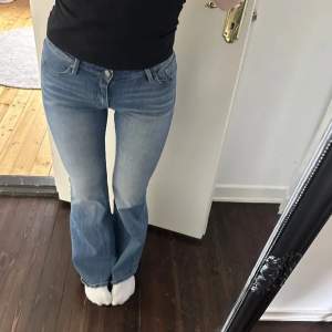 Skit snygga ljusblå flate midwaist crocker jeans. Midjemått 71 innerbenslängden 80(Lånade bilder ifrån tjejen jag köpte ifrån) men skickar egna bilder om ni är intresserade 