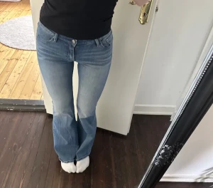 Crocker jeans  - Skit snygga ljusblå flate midwaist crocker jeans. Midjemått 71 innerbenslängden 80(Lånade bilder ifrån tjejen jag köpte ifrån) men skickar egna bilder om ni är intresserade 