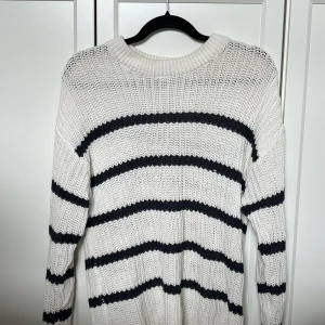 Randig stickad tröja - Stickad tröja från lager 157.  Vit med marinblå ränder.  Använd max 5 ggr. Köpare står för frakten!🩷