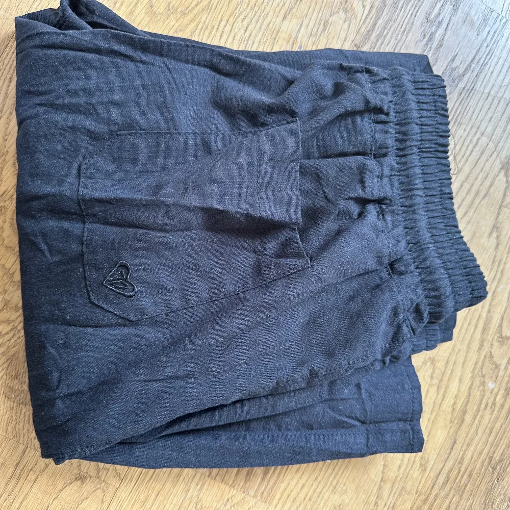 Helt oanvända, endast testade, tyvärr lite för korta för mig som är 1.78! Medelhög midja. . Jeans & Byxor.