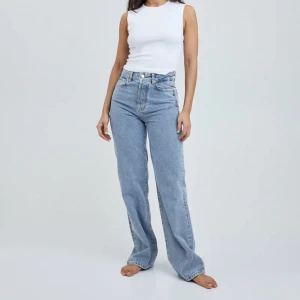 Bikbok Jeans  - Säljer mina helt oanvända jeans ifrån BikBok🫶🏼Prislapp finns fortfarande kvar på jeansen. Säljes pga returtiden gick ut.  Helt slutsålda! Storlek: 24 i midja och 30-32 i längd. Färgen är lite mörkare än på bild🌸 NYPRIS: 600kr, mitt pris: 240