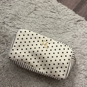 Necessär  - Supergulliga Necessär, fint skick förutom att det finns någon fläck på insidan, inte provat att få bort men går säkert bort.💕