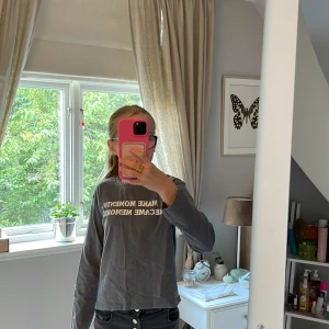 Supersöt tröja från Zara🩶 - Supersöt tröja från Zara med texten ”make moments  became memories” Aldrig använd då jag aldrig hittat tillfälle för det🤍 