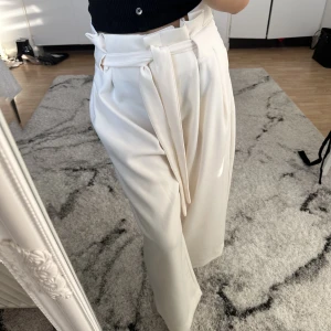 Byxor - Vida byxor i nyskick, slutsålda från H&M. ❗️3 för 2 på allt❗️