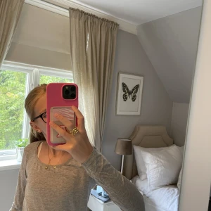 Urringad grå tröja från lager 157🩶 - En fin grå urringad tröja från lager 157.  Använd 1/2 gånger då jag har alldeles för många av samma typ🩶