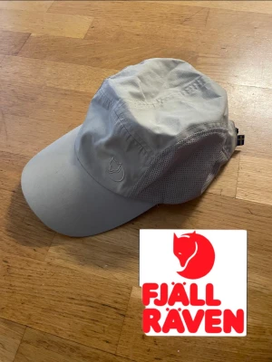 Fjällräven keps - Skitsnygg keps från fjällräven!!! Nypris 499kr. Typisk luftig friluftskeps. Storlek S/M. Är i fint skick men inte nyskick så ser möjligtvis lite använd ut men eftersom fjällräven är så bra kvalitet är det inte lika märkbart. 