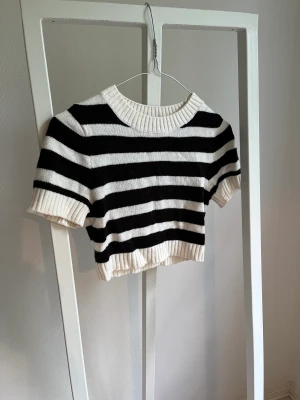 Stickad t-shirt  - Använd i gott skick