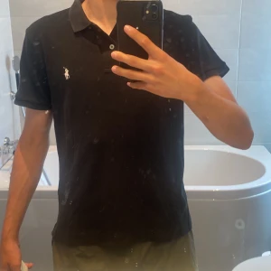 Ralph Lauren piké  - Mycket bra skick och väldigt bekväm med mjukt och skönt bomulls material och den är herr S/XS den har inga defekter skriv för minsta fråga