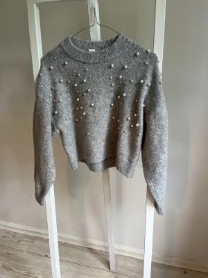 Mjuk stickad tröja med pärlor och stenar  - Använd i gott skick, alla stenar och pärlor kvar