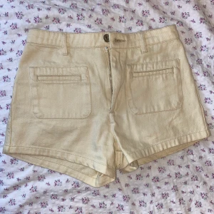 Beiga jeansshorts från Bikbok - Beiga men lite gula i nyansen, använt sparsamt. Säljer pga dom har blivit för små för mig.