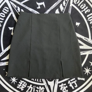 Svart monki minikjol - Svart monki minikjol med två slits. Knappt använd. Sitter väldigt bra, storlek 38, S/M✨Orginal pris: 249kr