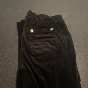 Juicy byxor svarta - Svarta juicy byxor som tyvärr är för små för mig, dem är i barnsstorlek men skulle säga att det är m/s. 