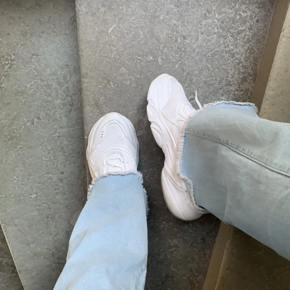 Supersöta fila Sneakers använda typ 2 gånger för tyvärr för små för mig🤍Storlek 40 Nypris 749 (zalando) Mitt pris: 600. Kengät.
