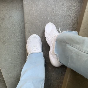 Fila Sneakers - Supersöta fila Sneakers använda typ 2 gånger för tyvärr för små för mig🤍Storlek 40 Nypris 749 (zalando) Mitt pris: 600