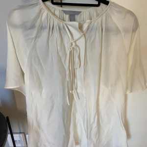 Tröja H&M - Använd en gång. Jätte fint skick. Snörning framtill, säljer pågrund av att jag behöver bli av med kläder!💕
