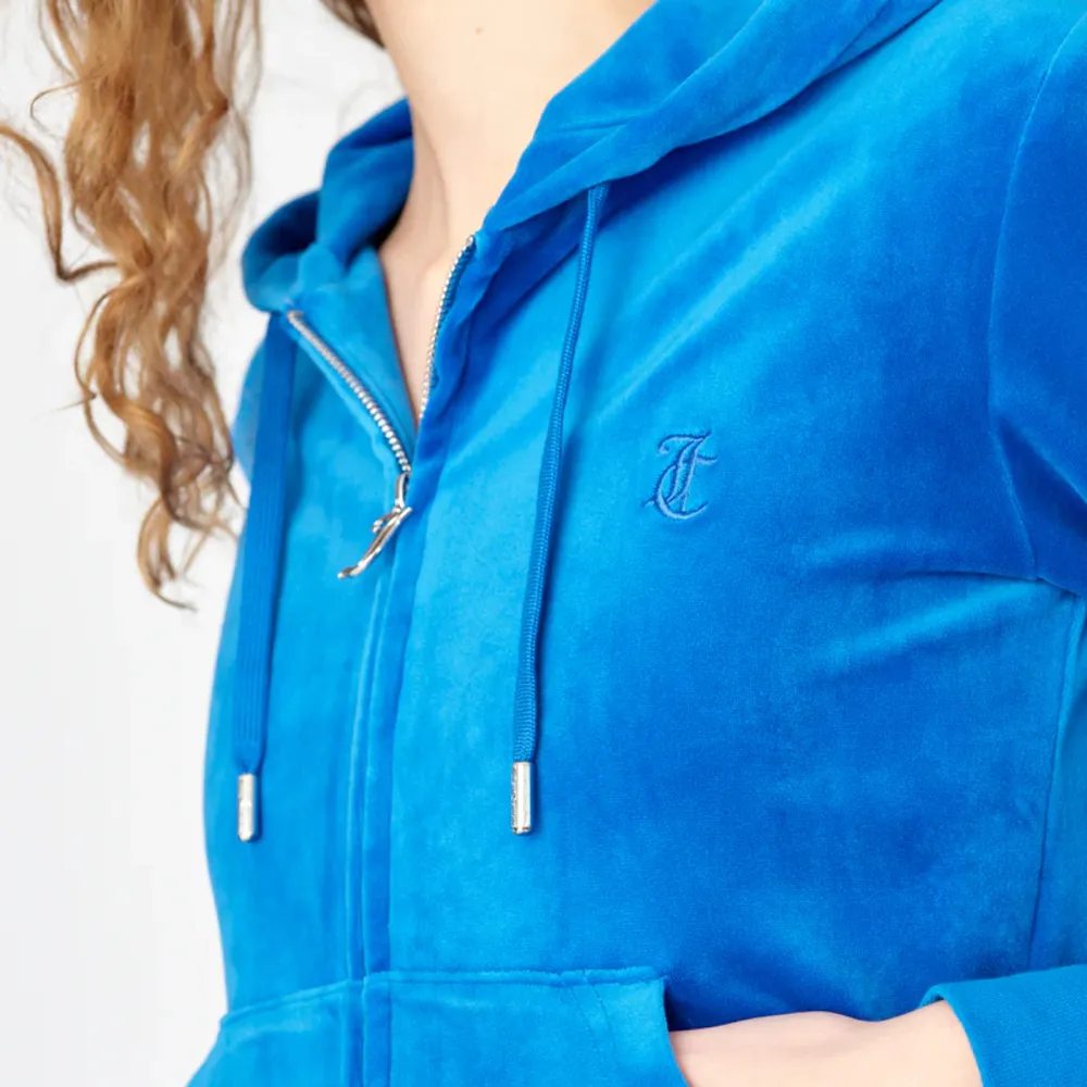 Jag säljer min blåa juicy couture hoodie då den var lite för stor. Den är i storlek S, kom privat för fler bilder💗. Hoodies.