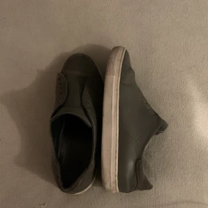 Arigatos Clean 90 - Släpps billigare vid snabb affär  Fräscha arigatos dock utan sko snören, går att köpa billiga på viken skobutik som helst.  Riktigt sköna 8/10  Hör av dig vid intresse, svarar så fort jag kan.