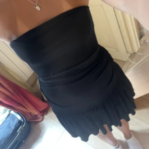 Svart offshoulder klänning - Svart offshoulder klänning med volang! Jätte snygg!! Använd endast ett fåtal gånger! Skriv om ni undrar något eller är intresserade av att köpa!💞