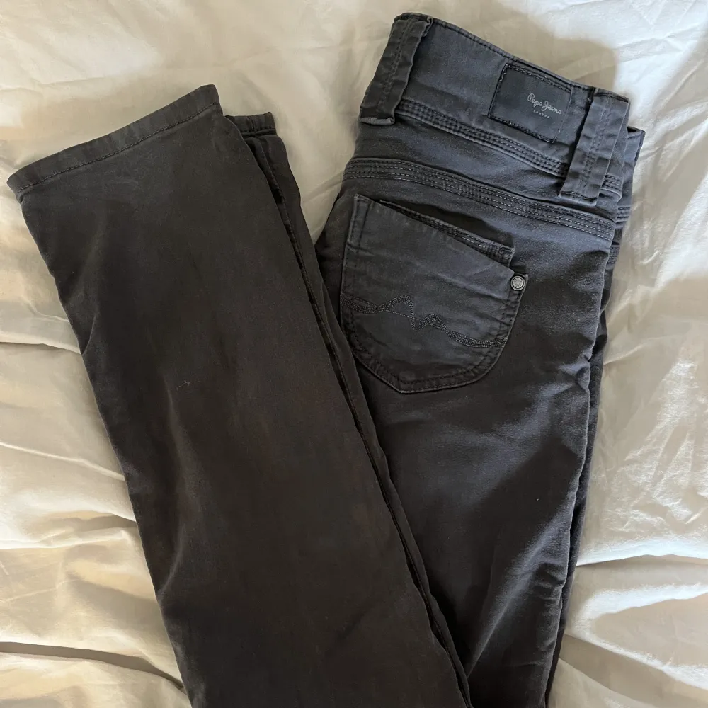 Säljer att par snygga mörkgrå lågmidjade byxor från märket pepe jeans som tyvärr inte passar mig längre.  Köparen står för frakten och pris kan diskuteras <3 Byxorna är inte i jeans material utan i ett lite tunnare bommullsmaterial. Jeans & Byxor.