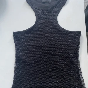 VERO MODA glittrig topp (M) - Vero Moda svart/glittrig festlig topp. Helt oanvänd och i galant skick. Toppen består som av 2 delar där en av ”nätdel”. Ett mycket snyggt och lite av det extra plagget🌟