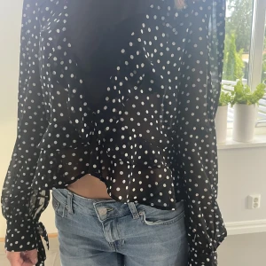blus - superfin blus!! Älskar denna. Säljes då den tyvärr inte kommer till så mycket användning. Den är från hm 💞 kontakta vid frågor!! Köparen står för frakt ❤️❤️