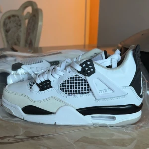 Air Jordan 4 - Nytt par Air Jordan 4 i storlek 39, passade inte mig i storleken men annars jättefina. Pris diskuteras, kan säljas billigare vid snabb affär