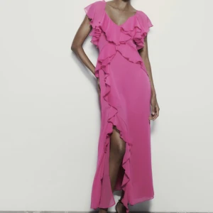 Klänning Zara - Säljer denna jättefina klänning från Zara, helt slutsåld i alla storlekar. Fick hem den i veckan och tyvärr var den lite stor. Storlek M 🌸