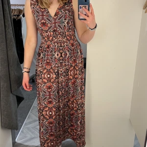 Lång mönstrad klänning  - Storlek 36, använd två gånger, Märket Alissa, köpt på Trend House 