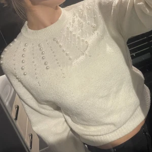 Stickad tröja - En vanlig stickad tröja men pärlor