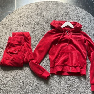 Juicy Couture  - Säljer mitt röda juicy sett för kommer aldrig till användning, i väldigt bra skick, byxorna är i storlek XS och huvtröjan i S. 💗