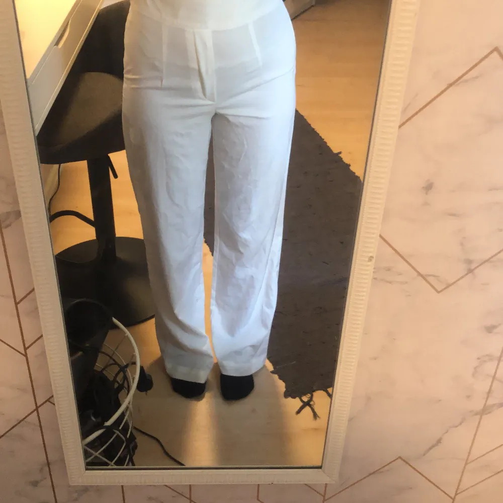 Vita kostymbyxor ifrån bikbok, använda fåtal gånger och är väldigt sköna!. Jeans & Byxor.