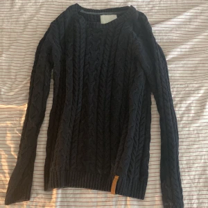 Stickad tröja - Säljer denna söta mörkblåa tröjan pga att den inte passar mig💓 jag köpte den secondhand men den är ifrån lager 157😽den är i bra skick🫶🏻