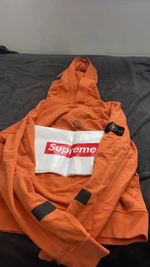 Stone Island:Suprme - Hej säljer min äkta hoodie och väldigt sällsynt. Den är jätte bekväm och inget man ångrar! Skriv för intresse 