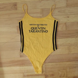 Body - Gul body med text på! 