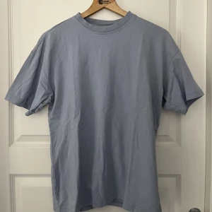 Blå T-shirt oversized - Använd fåtal gånger, nyskick   Storlek S men passar på M 