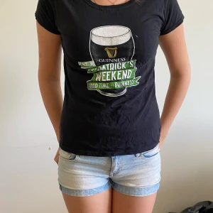 T-shirt  - En cool t-shirt som jag fick för länge sedan av en familje kompis. Den är vintage 🤎