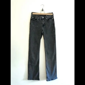 Weekday - Weekday Twig stl. 24 / 30 (W24 / L30). Fint skick, hela och rena!