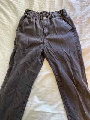 Svarta 👖  - Fina svarta highwaist jeans. Gummibands midja. Knappt andvända👖💕