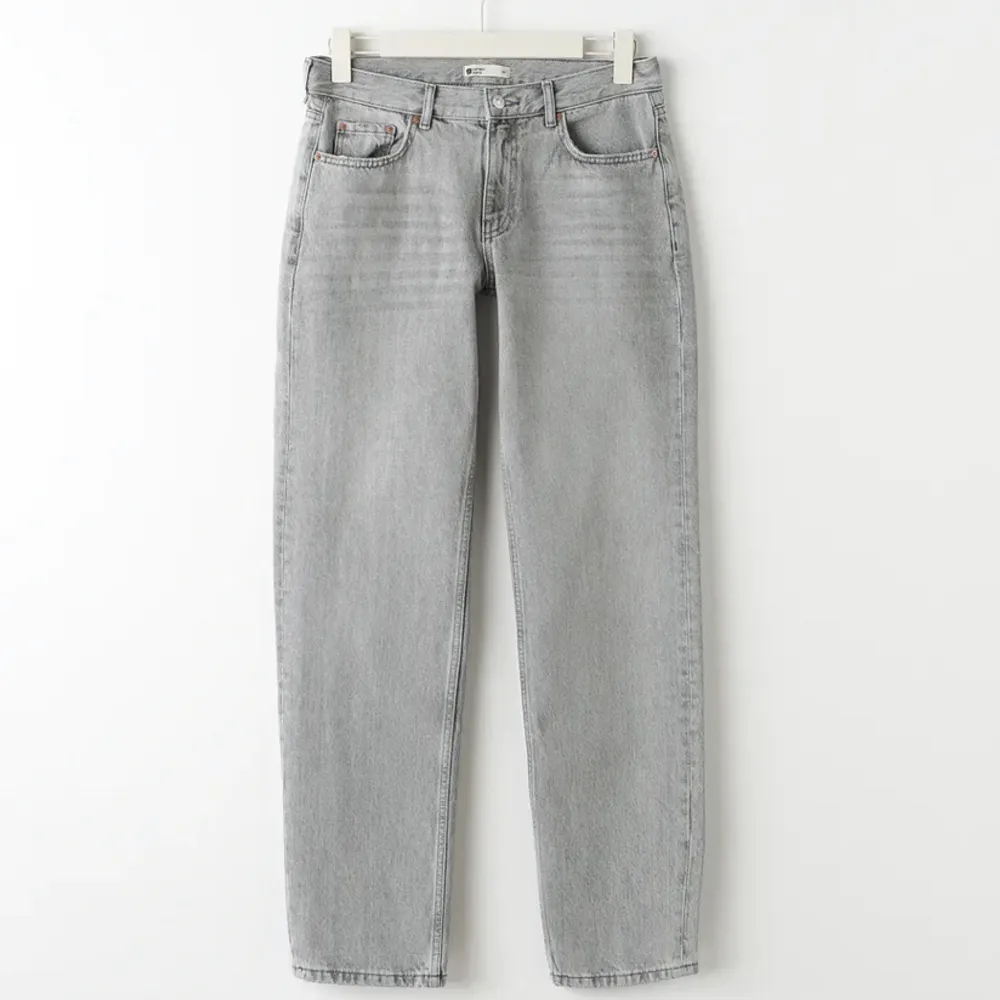 Fina lågmidjade, straight jeans från Gina. Säljer då de inte passar längre. Obs är i modellen petite, men passar för de upp till ca 165 och bilden är lånad🫶🏻. Jeans & Byxor.