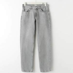 Fina lågmidjade, straight jeans från Gina. Säljer då de inte passar längre. Obs är i modellen petite, men passar för de upp till ca 165 och bilden är lånad🫶🏻
