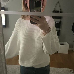 Stickad tröja  - Snygg stickad tröja💕vet inte vart den är ifrån. 
