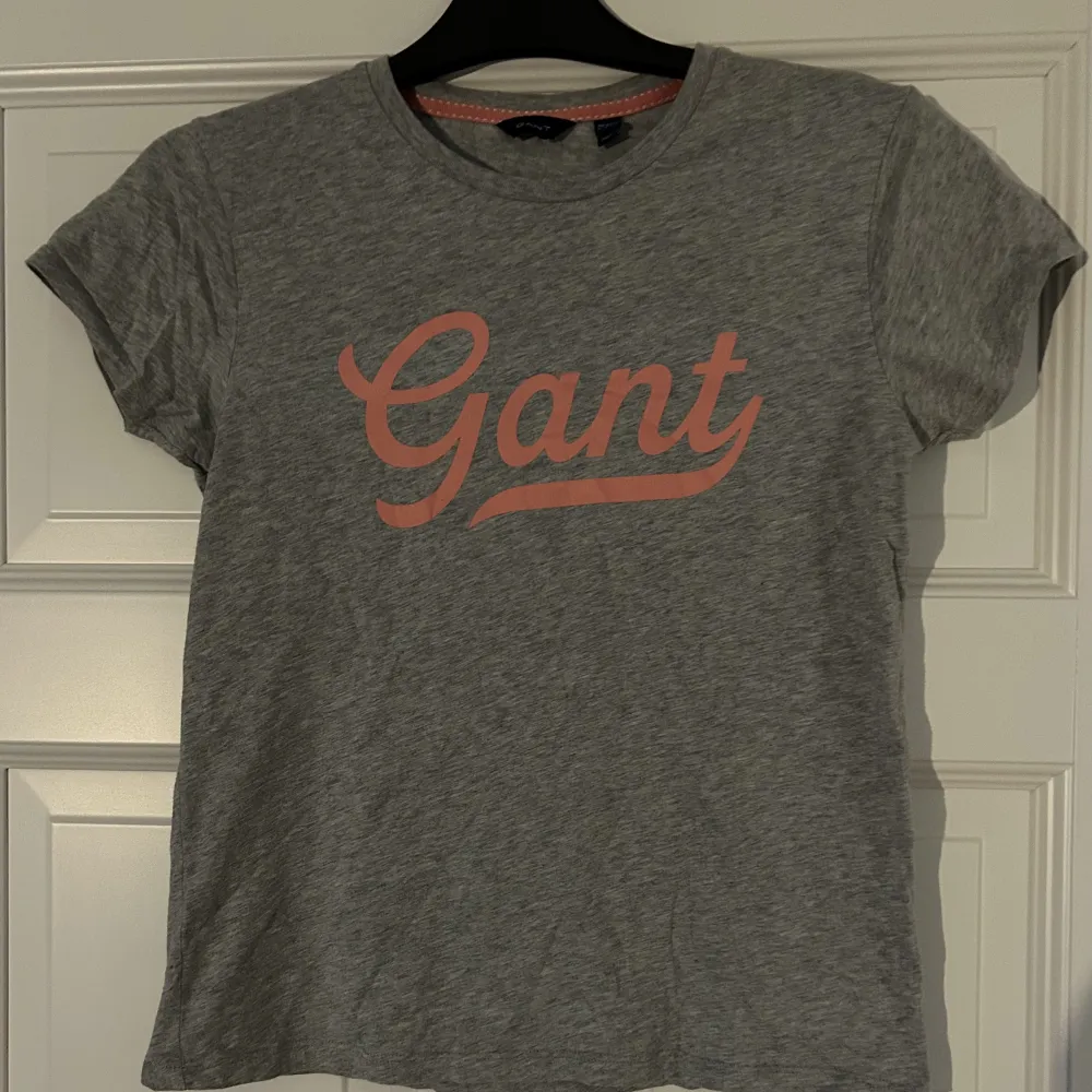 Gråmelerad t-shorts från Gant. Stl 158/162 som motsvarar XXS/XS. T-shirts.