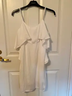 En perfekt vit klänning till både fest och vardags. Märket är Zoul edition från MQ. Klänningen är i storlek 34 men passar även 36.