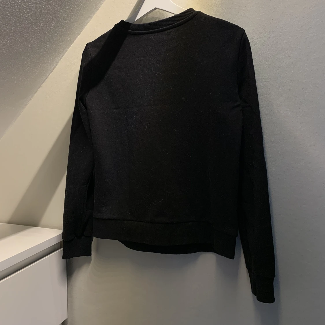 Svart tjocktröja  - 90