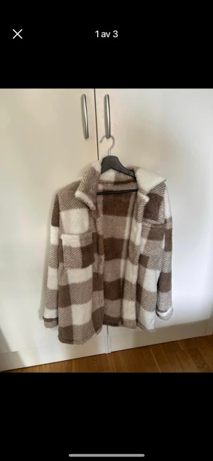 Jacka  - Säljer denna jacka för 150kr. Helt oanvänd storlek s