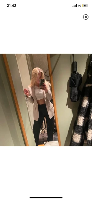 Kavaj - En beige kavaj från Marielle Kerber i fint skick, använd ett fåtal gånger,