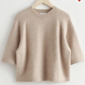 OTHER STORIES - Lägger upp på nytt. Nypris 695, knappt använd, helt slutsåld other stories tröja. Skriv för egna bilder. 